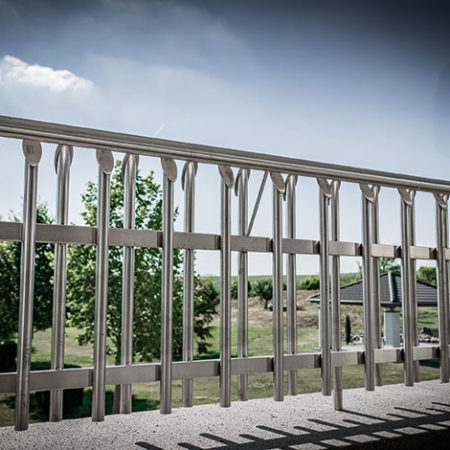 Aussengeländer Valo auf einem Balkon mit Blick in den Garten