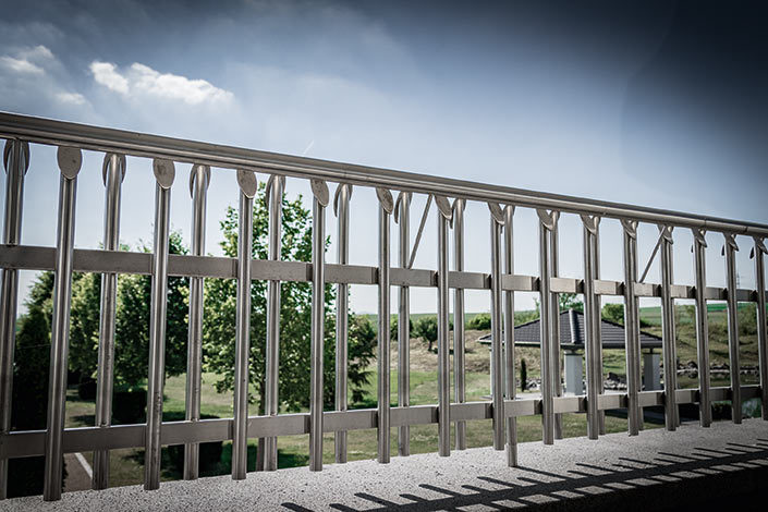 Aussengeländer Valo auf einem Balkon mit Blick in den Garten