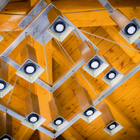 Kronleuchter Atura1 aus Edelstahl von unten einem Pavillion fotografiert