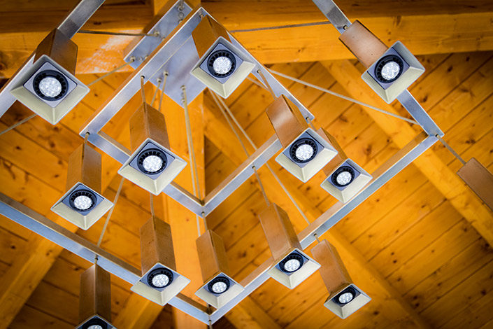 Kronleuchter Atura1 aus Edelstahl von unten einem Pavillion fotografiert