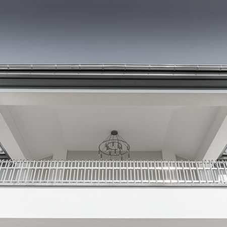 Kronleuchter Atura2 auf einer Veranda