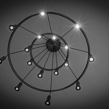 Kronleuchter Atura2 von unten in schwarzweiss fotografiert