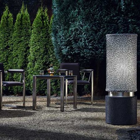 Outdoor Lighting mit schönem Lichtsetting und Stühlen