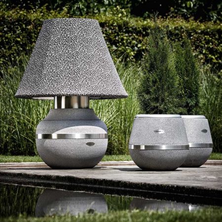 Lampe Gratus Leo mit Design-Vasen von Stilum auf der Terrasse