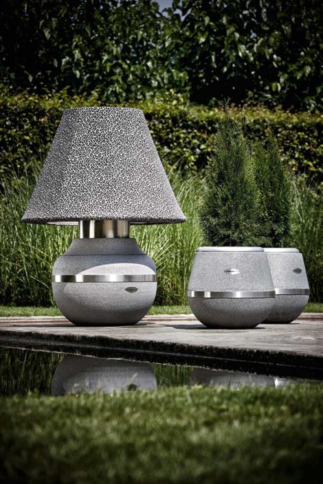 Lampe Gratus Leo mit Design-Vasen von Stilum auf der Terrasse