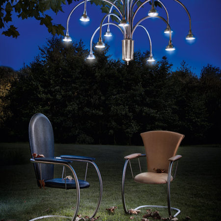 Clareo1 in einer Outdoor-Living-Area mit zwei Design-Stühlen von Stilum