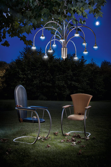 Clareo1 in einer Outdoor-Living-Area mit zwei Design-Stühlen von Stilum