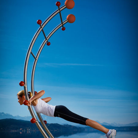 Multifunktionstrainer Basic mit Trainingsübung Liegestütz