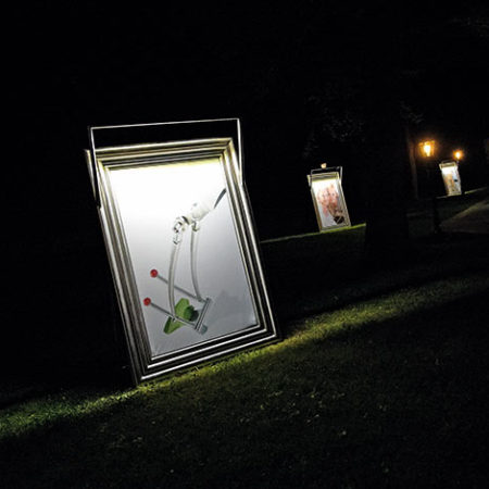 Bilderrahmen Margino in einem Garten beleuchtet