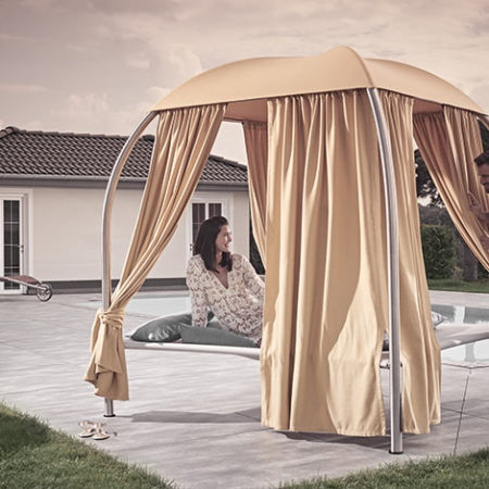 Outdoor Daybed Mala Designfoto mit Materialien und einer Person