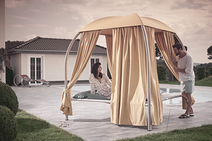 Outdoor Daybed Mala Designfoto mit Materialien und einer Person
