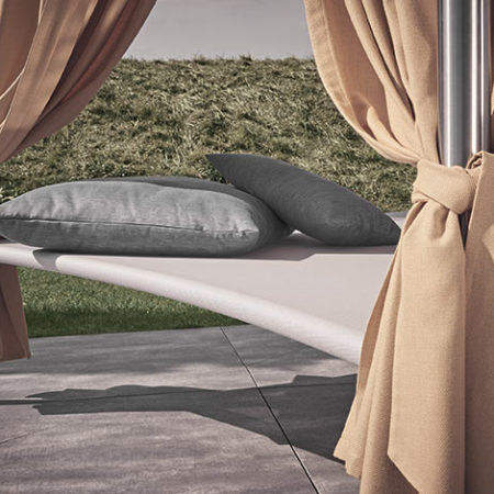Outdoor Daybed Mala mit Kissen und sandfarbenen, edlen Vorhängen