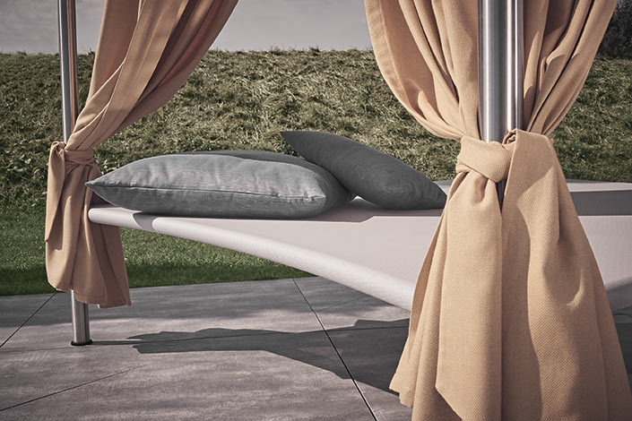 Outdoor Daybed Mala mit Kissen und sandfarbenen, edlen Vorhängen