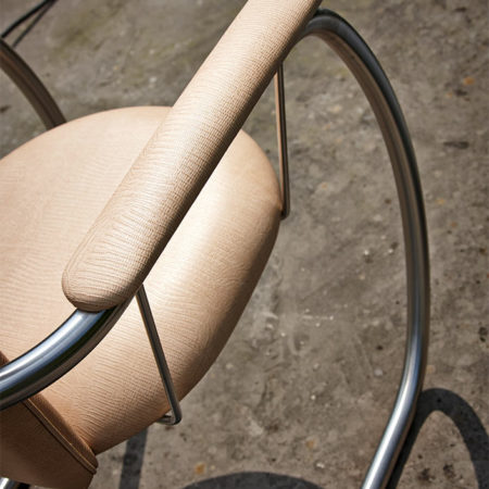 Gartenstuhl Gratia Nahaufnahme der Armlehne aus beigem Outdoor-Leder