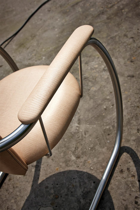 Gartenstuhl Gratia Nahaufnahme der Armlehne aus beigem Outdoor-Leder