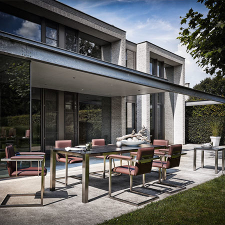 Gartentisch Hortus mit roten Amicus-Stühlen