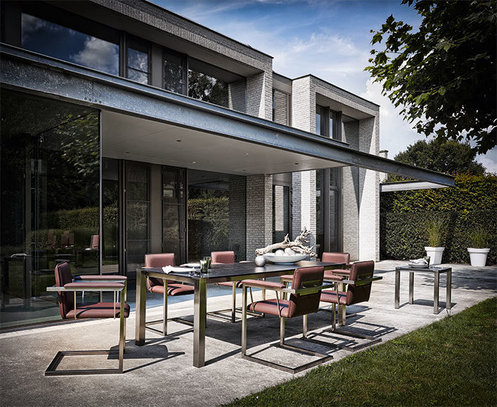 Gartentisch Hortus mit roten Amicus-Stühlen