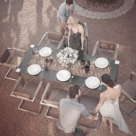 Design Gartentisch Hortus mit Gästen