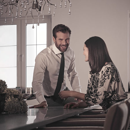 Designer Tisch Lanx im Esszimmer mit zwei Personen