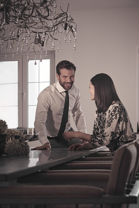 Designer Tisch Lanx im Esszimmer mit zwei Personen
