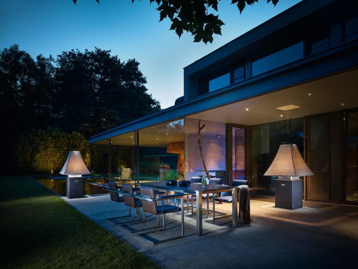 Outdoor Living mit Design Vasen, Designer Gartentisch und Gartenstühlen von Stilum