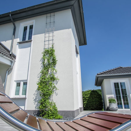 Rankgitter mit Efeu an einer Hauswand zur Verschönerung des Exterior Designs