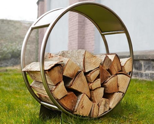 Holzlager mit Holz für Design Grill Ignis bestückt