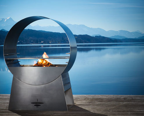 Designer Grill Ignis auf der Terasse vor einem See