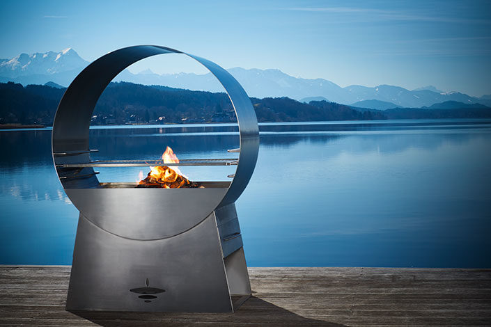 Designer Grill Ignis auf der Terasse vor einem See