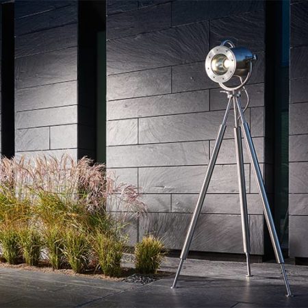 Lumos 1 Spotlampe auf einer Terrasse