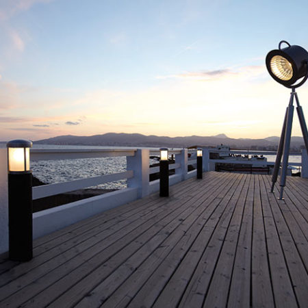Spotlampe Lumos2 als Outdoor Lighting Element auf einer Promenade am Meer