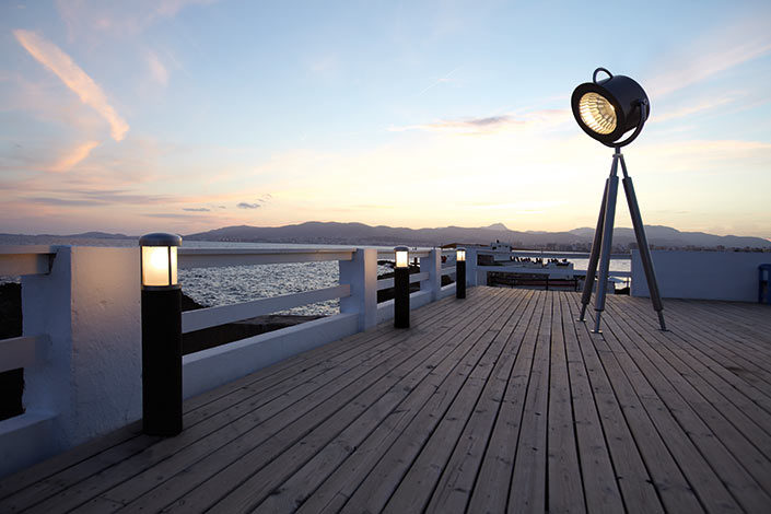 Spotlampe Lumos2 als Outdoor Lighting Element auf einer Promenade am Meer